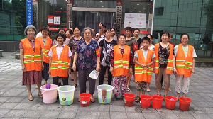 “爱心环保”志愿队开展全民动手日活动